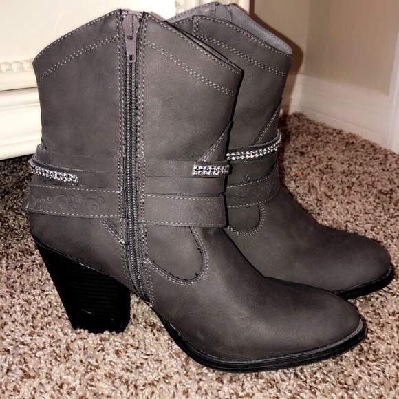 Gorgeous Grey High Heeled Boots! - Picture 2 of 5